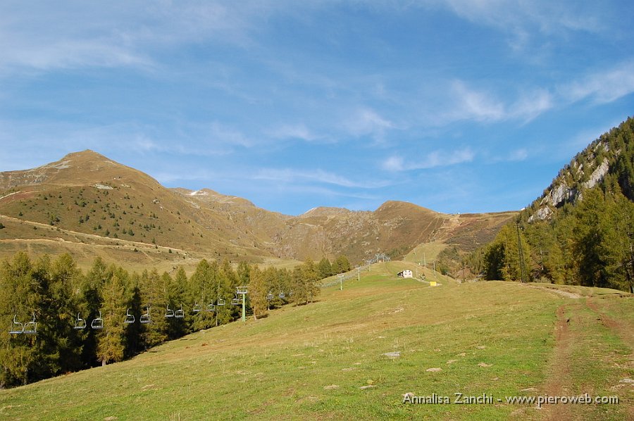 36 Giunti al termine dell'escursione ci si guarda alle spalle.JPG